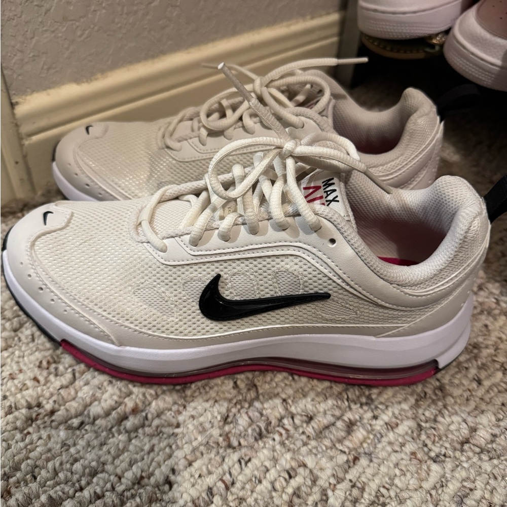 🩷Nike Cream and Black Air Max with Pink side Sole🩷